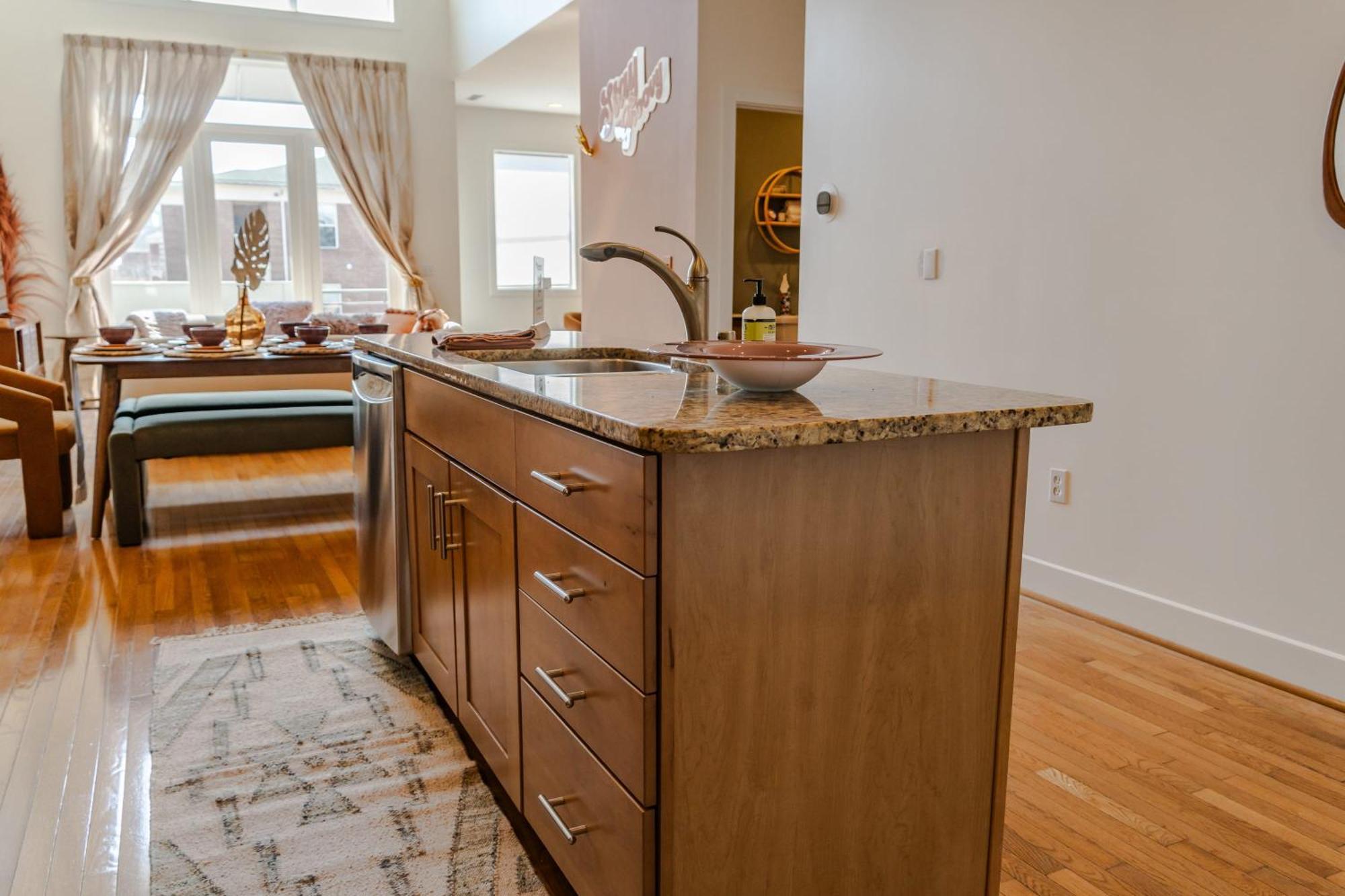 Apartment Groovy In The Vibrant Nulu District