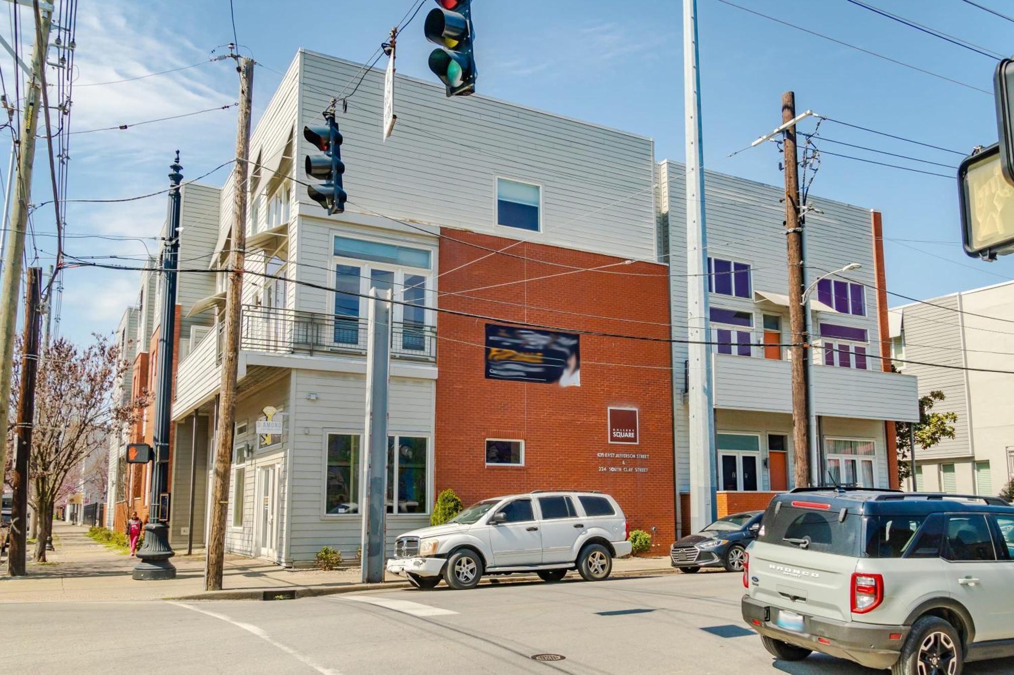 Groovy In The Vibrant Nulu District *