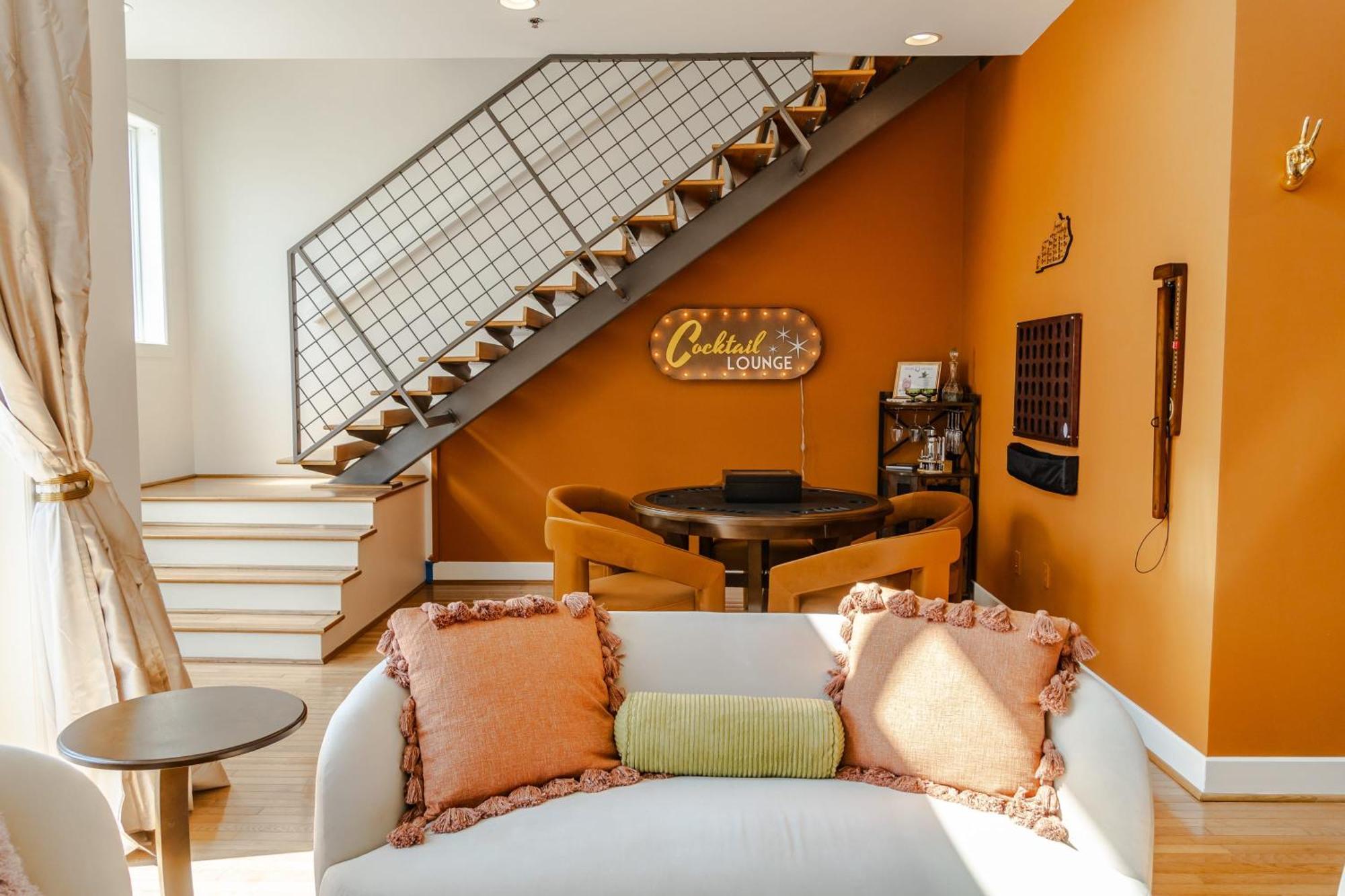 Groovy In The Vibrant Nulu District Apartment